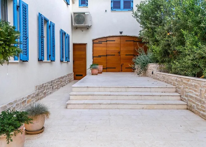 Holiday home Lovely In